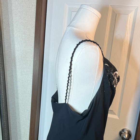 Chic Black Maxi Dress with Floral Details - Picture 6 of 9